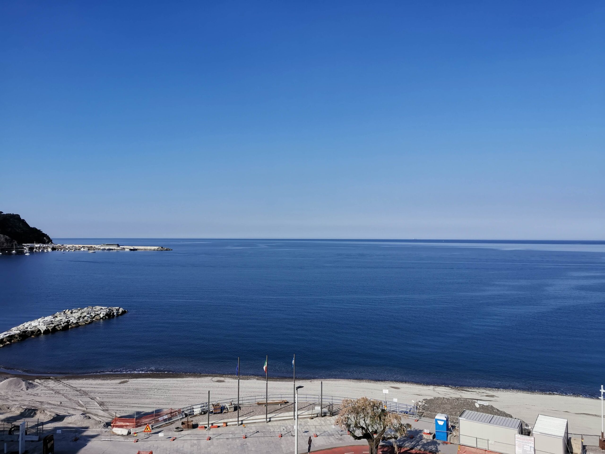 AFFITTO MENSILMENTE STAGIONALMENTEAPPARTAMENTO SIGNORILE CON VISTA MARE